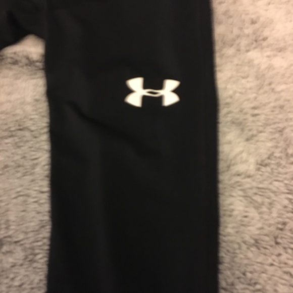 Under Armour- youth medium - Picture 2 of 5
